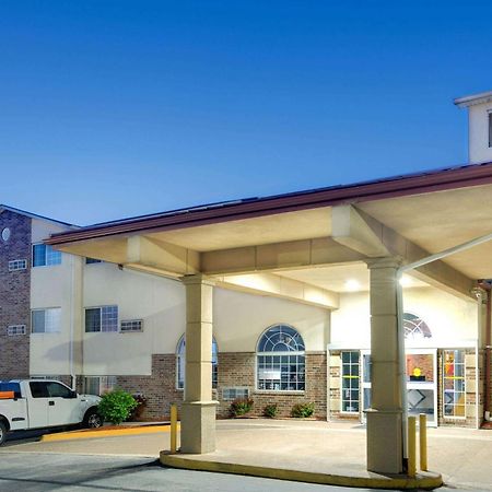 Super 8 By Wyndham Kansas City Exterior photo
