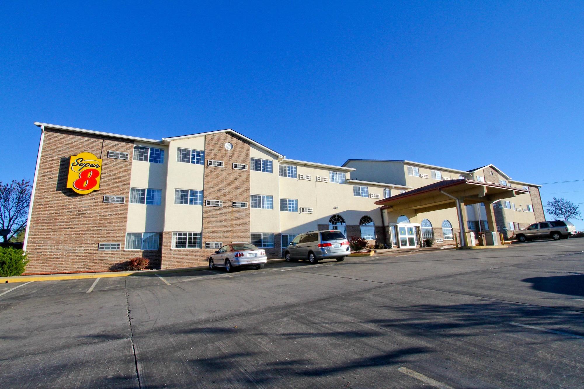 Super 8 By Wyndham Kansas City Exterior photo