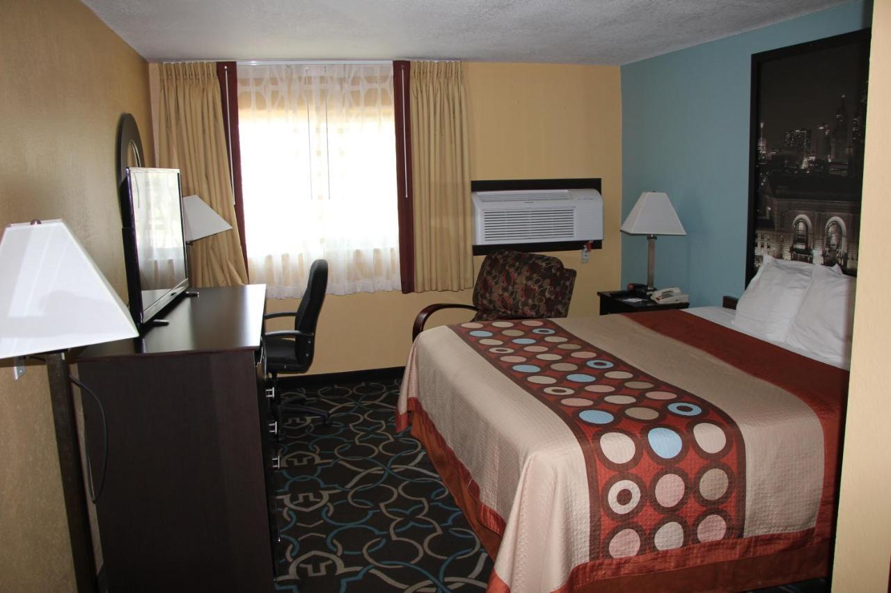 Super 8 By Wyndham Kansas City Exterior photo