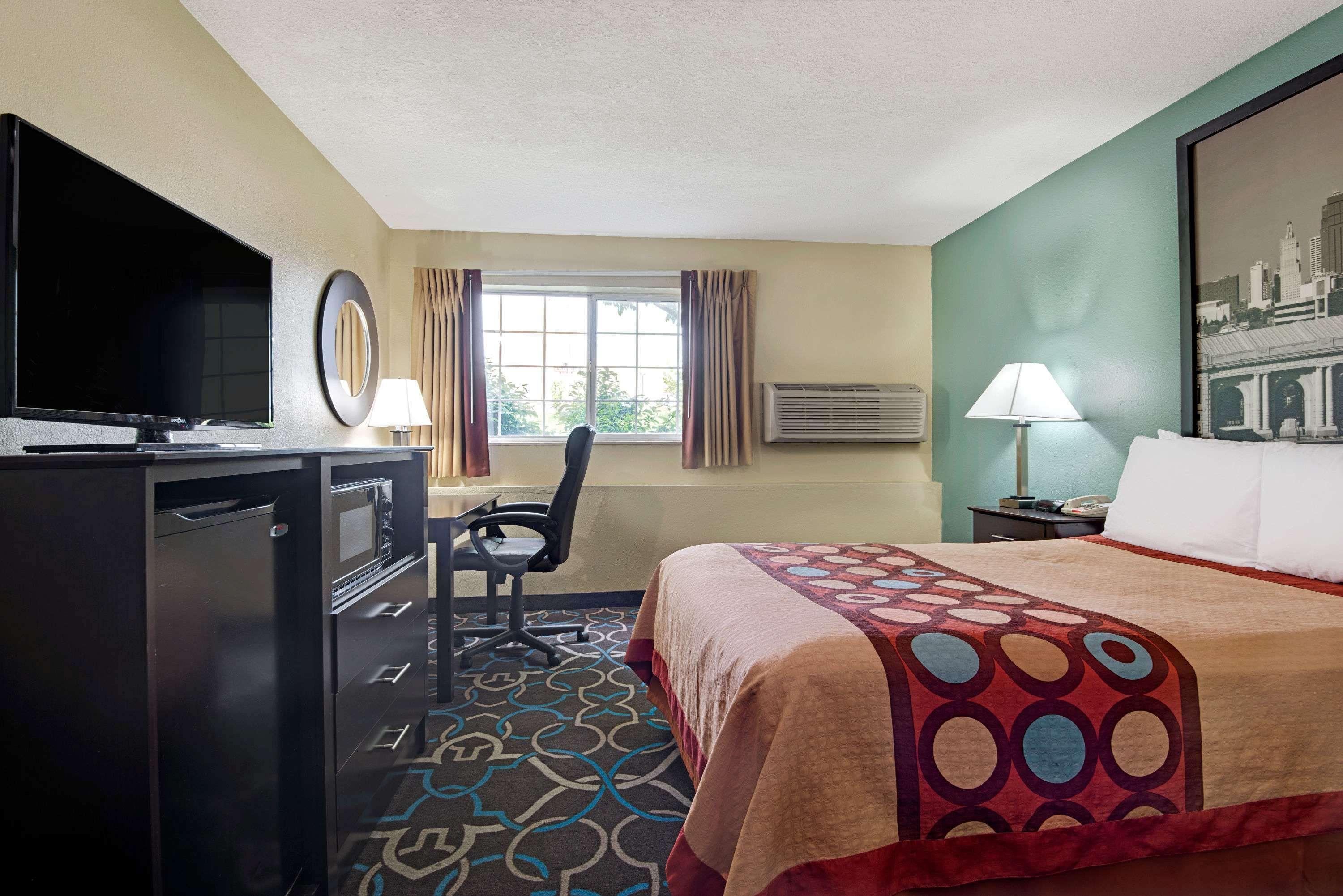 Super 8 By Wyndham Kansas City Exterior photo