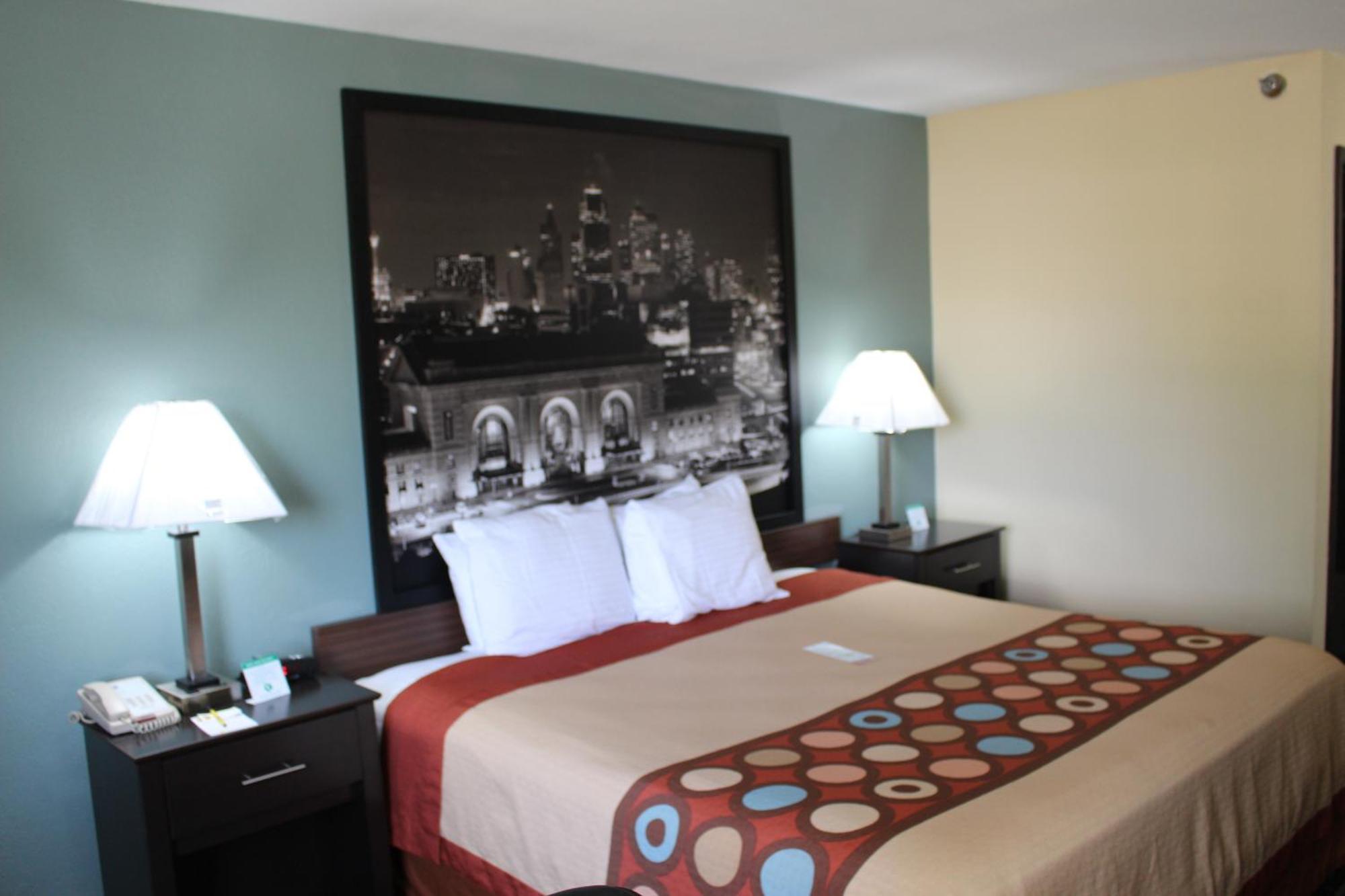 Super 8 By Wyndham Kansas City Room photo