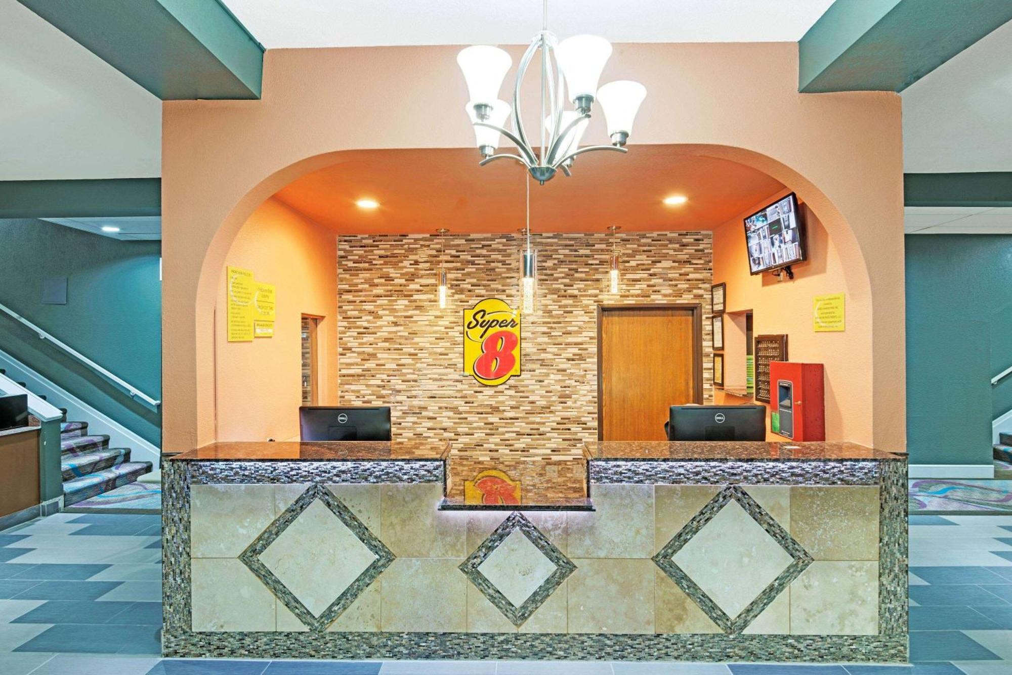 Super 8 By Wyndham Kansas City Exterior photo