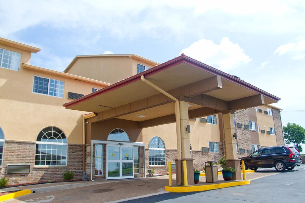Super 8 By Wyndham Kansas City Exterior photo