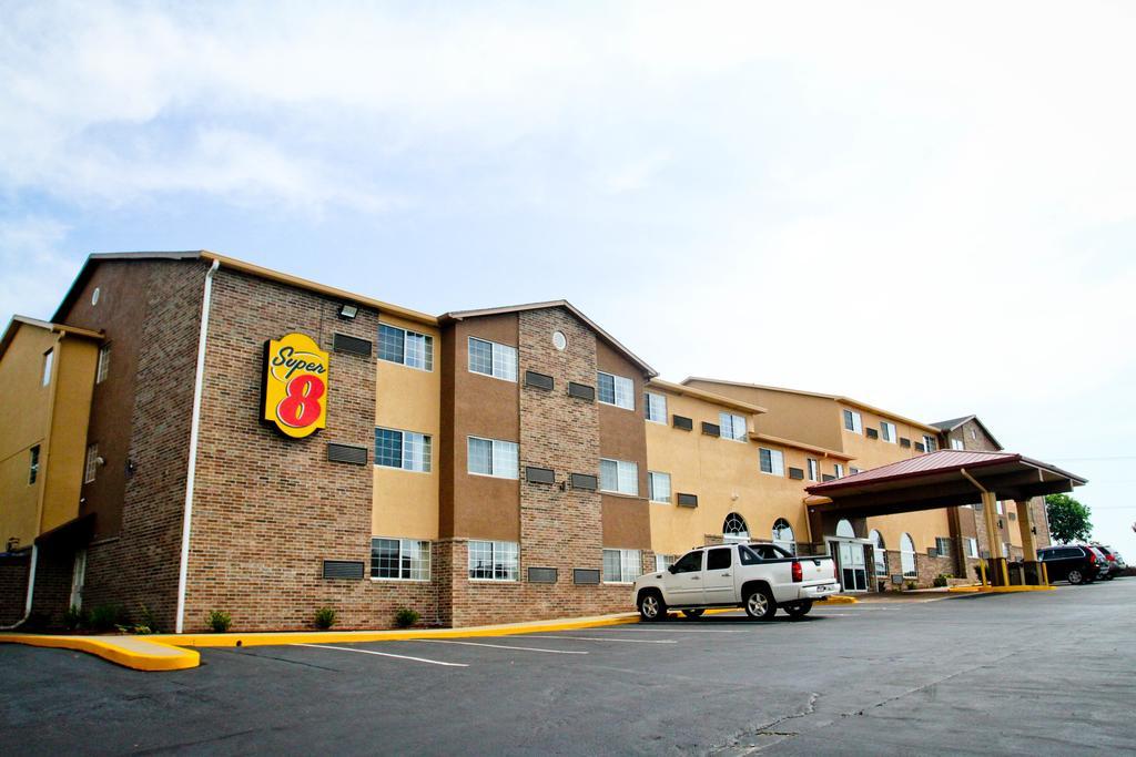 Super 8 By Wyndham Kansas City Exterior photo