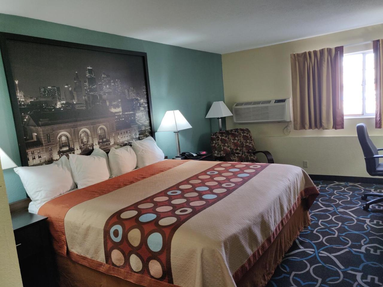 Super 8 By Wyndham Kansas City Exterior photo